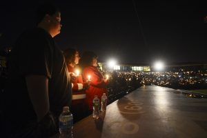 Con oraciones, cantos, flores y pancartas, miles de personas manifestaron su solidaridad a las familias de los fallecidos y de heridos, la mayoría de los cuales se recupera en hospitales locales. Foto: AP