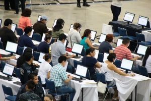 En medio de un dispositivo de seguridad instalado para resguardar el proceso de evaluación docente en su segundo día, maestros de educación básica y medio superior que no concluyeron el examen continuaron con la etapa de cuestionarios que se les aplicó. Foto: Notimex