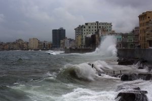 El acuerdo firmado estipula la realización de unos 20 vuelos diarios de Estados Unidos a La Habana. Foto: AP