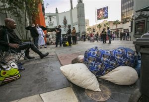 En esta imagen de archivo, tomada el 9 de diciembre de 2015, el seguidor de "Star Wars" Deuce Wayne, de Virginia (izquierda) y Larry Ross, de La Crescenta, California (derecha), descansan mientras guardan cola en el exterior del TCL Chinese Theater Imax para el estreno de "Star Wars: The Force Awakens" en Los Angeles. Foto: AP