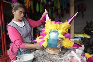 En las posadas, las piñatas se llenan de frutas y colación y se cuelgan de un lazo para que las personas, con los ojos vendados y un palo, pasen, de una en una, a tratar de romperla. Foto: Notimex