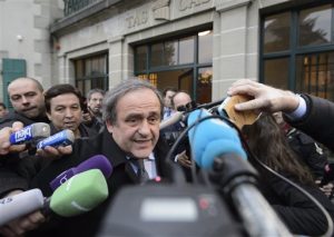 El presidente de la UEFA, Michel Platini, rodeado de medios tras una vista ante el tribunal de arbitraje del deporte, TAS, en Lausana, Suiza. Foto: AP