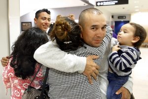 Los congresistas demócratas pidieron al gobierno federal terminar con la separación de familias. Foto: AP