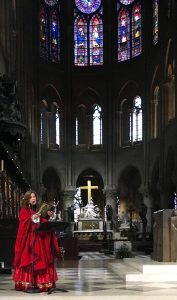 Guadalupe Pineda en la Catedral de Notre-Dame. Foto: Cortesía