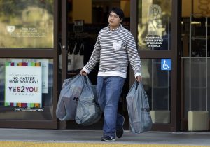 El número de personas dispuestas a comprar regalos por menos de 10 dólares en esta temporada ha aumentado a 4% comparado con 1% el año pasado, según un estudio del America's Research Group. Foto: AP