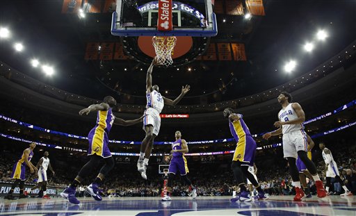 Los 76ers consiguen 1er triunfo a costa de despedida de Kobe