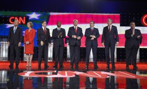 De izquierda a derecha, los precandidatos presidenciales republicanos John Kasich, Carly Fiorina, Marco Rubio, Ben Carson, Donald Trump, Ted Cruz, Jeb Bush, Chris Christie y Rand Paul en el escenario para el debate presidencial republicano en el Hotel y Casino Venetian en Las Vegas. Foto: AP