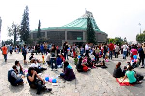 Miles de peregrinos han llegado a la Basílica de Guadalupe, en cumplimiento de sus mandas y en agradecimiento de los favores recibidos. Foto: Notimex