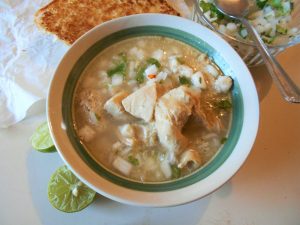 El menudo de res es uno de los platillos con mayor demanda durante las fiestas de fin de año en Sonora, pues es un caldo que tiene efectos de alivio para la resaca, de acuerdo con quienes lo preparan. Foto: Notimex