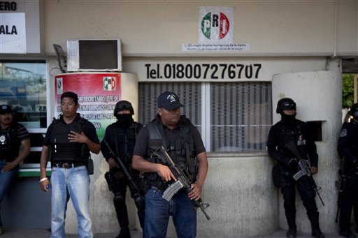 Hallan al menos 19 cuerpos en barranco en México