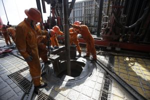 En los próximos años Pemex llevará a cabo una serie de proyectos que representarán inversiones cercanas a 23 mil millones de dólares y la generación de 60 mil empleos directos. Foto: AP