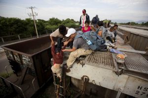 Durante el primer semestre del año, de los 12 mil 664 solicitantes de asilo provenientes de El Salvador Guatemala y Honduras, un total de 10 mil 651 lo hicieron a Estados Unidos. Foto: AP