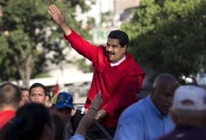 El presidente venezolano Nicolás Maduro saluda a sus partidarios durante el acto de cierre de campaña del oficialismo el 1ro de diciembre. Foto: AP