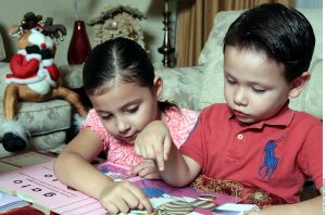 Pasar tiempo con los niños es la mejor manera de notar algún cambio en su carácter. Foto: Agencia Reforma