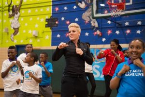 Pink hace ejercicio con estudiantes de la escuela Young Diplomats Magnet Academy, durante el lanzamiento de la campaña UNICEF Kid Power. Foto: AP