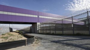 Los peatones deberán caminar unos 120 metros para contectarse del aeropuerto internacional de Tijuana a la estación migratoria en San Diego en Otay Pacfic Drive. Foto: AP