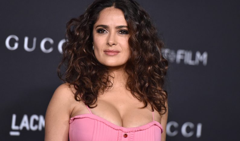 Destaca prensa “glamour” y “escotes” de Salma Hayek en Cannes