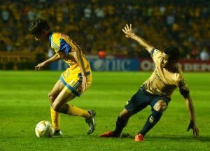 Tigres dominó el medio campo desde los primeros minutos ante un cuadro capitalino que trató de pararse bien en la cancha, pero batalló para contener al equipo del técnico Ricardo Ferretti. Foto: Notimex