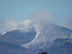 La quinta tormenta invernal dejó nevadas en 23 municipios de Sonora, así como heladas y caída de aguanieve, lo que provocó cierre de carreteras, infecciones respiratorias y daños a cultivos, entre otras situaciones. Foto: Notimex