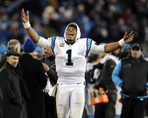 El quarterback de los Panthers de Carolina Cam Newton celebra tras la victoria sobre los Cardinals de Arizona en el partido de campeonato de la Conferencia Nacional de la NFL. Foto: AP