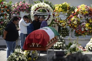 Familiares de la alcaldesa Gisela Mota lloran su muerte junto a su féretro, en su funeral en el edificio de su oficina en Temixco, México, el domingo 3 de enero de 2016. Foto: AP