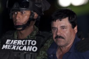 Joaquín "El Chapo" Guzmán (derecha), escoltado por soldados y marinos del ejército hasta un helicóptero en un hangar federal en la ciudad de México. Foto: AP