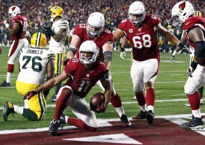 Larry Fitzgerald (11) anotó el touchdown que dio el triunfo a Arizona contra los Packers de Green Bay en tiempo extra en el partido de la NFL en Glendale. Foto: AP