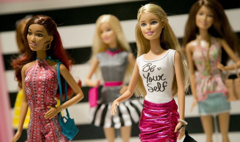 Barbie estrena cuerpo: será voluptuosa, alta o menuda