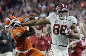 O.J. Howard, de Alabama, se escapa de T.J. Green, de Clemson, tras recibir un pase en el partido por el campeonato del fútbol americano colegial. Foto: AP