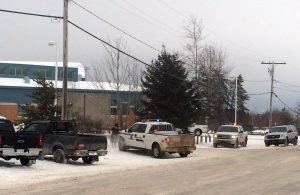 Imagen tomada desde afuera de la Escuela Comunitaria La Loche. Al menos cinco personas murieron y otras dos están heridas tras una balacera en esta escuela de una comunidad indígena. (Foto de Joshua Mercredi/The Canadian Press vía AP)