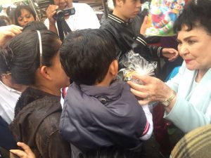 Carmen entregó juguetes a niños de escasos recursos. Foto: Cortesía