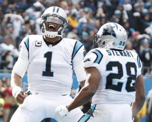 Jonathan Stewart (28) de los Panthers de Carolina celebra con el quarterback Cam Newton (1) tras anotar un touchdown contra los Seahawks de Seattle el domingo. Foto: AP