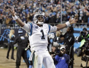 Cam Newton, quarterback de los Panthers de Carolina, celebra un touchdown durante la final de la Conferencia Nacional, frente a los Cardinals de Arizona. Foto: AP