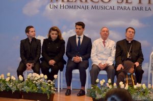 El Nuncio Apostólico en México, Monseñor Christophe Pierre y el doctor José Alberto García Aranda, además de los compositores de "Luz", presentes en el lanzamiento del álbum dedicado al Papa. Foto: Mixed Voces