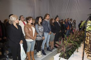 Elenco, staff y equipo de producción de “Frente al Mismo Rostro” durante la misa por inicio de grabaciones en foro. Foto: Cortesía de Televisa