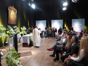 Elenco, staff y equipo de producción de Sueño de Amor durante la misa por inicio de grabaciones en foro. Foto: Cortesía de Televisa