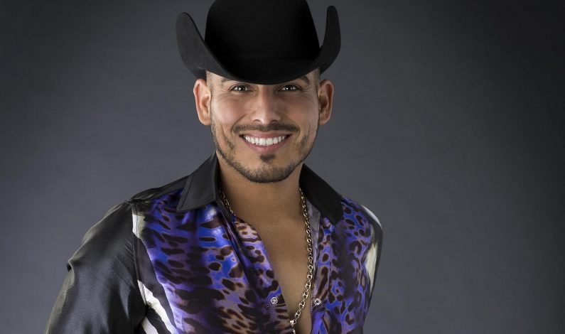 Espinoza Paz presentó su primer disco con mariachi