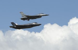 El aparato cayó alrededor de las 8:30 de la mañana del jueves cuando el piloto estudiante y un instructor en otro F-16 efectuaban maniobras de adiestramiento de combate aire-aire. Foto: AP