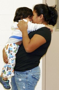 En esta foto distribuida por la Patrulla Fronteriza, una mujer mexicana no identificada, carga a su hijo en la estación de la Patrulla Fronteriza en Douglas, Arizona, luego de que agentes ayudaran a reunirlos el miércoles 13 de enero de 2016. La agencia indicó que la mujer intentaba subir el muro fronterizo cuando cayó y se lastimó. Un traficante tomó al bebé y lo llevó a Estados Unidos, pero una mujer distinta que llevaba al bebé fue aprehendida. Los agentes localizaron más tarde a la madre, quien logró cruzar a Estados Unidos en busca de su hijo. (U.S. Border Patrol via AP)