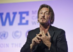 Sean Penn se ha vuelto conocido en Latinoamérica por hacer amistad con líderes de izquierda, incluido el ya fallecido presidente venezolano Hugo Chávez y el mandatario boliviano Evo Morales. Foto: AP