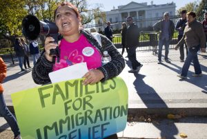 La reciente detención de 121 inmigrantes para deportarlos caldeó el ambiente entre la comunidad inmigrante. Foto: AP