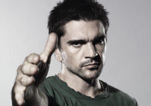 Juanes verá en una serie bilingüe, su lucha por convertirse en estrella latina de la canción. Foto: Cortesía Universal Music