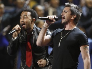 John Legend y Juanes se solidarizaron con los inmigrantes afectados por las redadas y deportaciones. Foto: AP