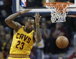 LeBron James clava el balón en un partido contra Minnesota el pasado lunes en Cleveland. Foto: AP