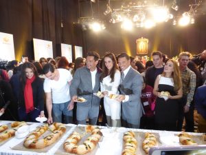 Luego de la Misa, festejaron la llegada de Los Reyes Magos partiendo la tradicional Rosca. Foto: Cortesía de Televisa