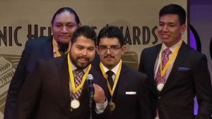 Oscar Vásquez (extrema derecha), quien emigró sin autorización a Phoenix a los 12 de años de edad, se recibió como ingeniero en la Universidad Estatal de Arizona en 2009. Foto: Cortesía 