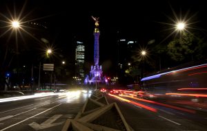 El presidente Enrique Peña Nieto promulgó el viernes una reforma política por la cual la capital cambia de nombre -de Distrito Federal a Ciudad de México. Foto: AP