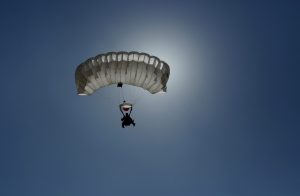 El accidente ocurrió en la instalación de Skydive Arizona, cerca del Aeropuerto Municipal de Eloy. Foto: AP