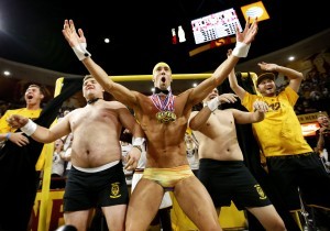 El campeón olímpico de natación, Michael Phelps, centro, participó en un ritual para tratar de distraer a un jugador de Oregon State que intentaba un tiro libre en un partido de básquetbol universitario  en Tempe. Foto: AP