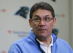 Ron Rivera fue Coach del Año de la NFL en 2013 y es favorito a obtener el premio esta campaña. Foto: AP